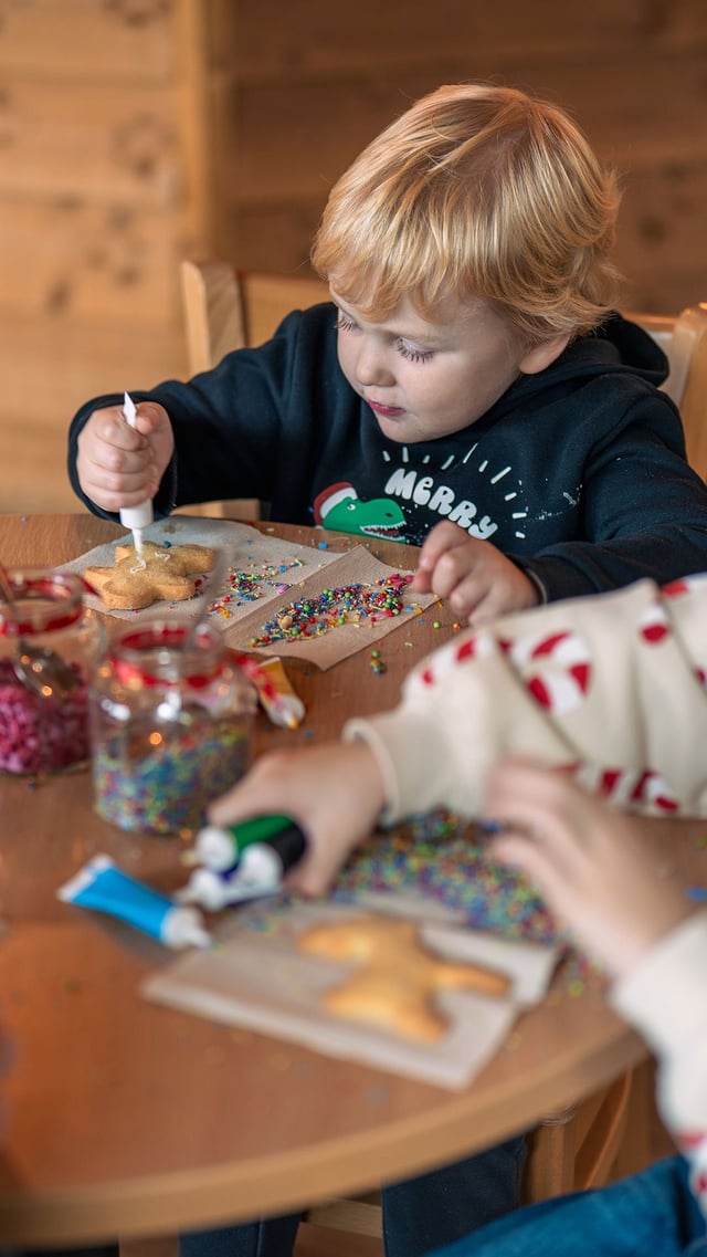 Image of rex and michael festive biscuits mob portrait 1920x1080