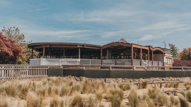 Image of safari lodge exterior 0926